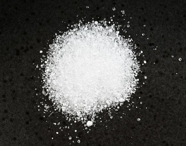 Can UK toxicologists identify and manage heavy metal poisoning using chelation therapy?