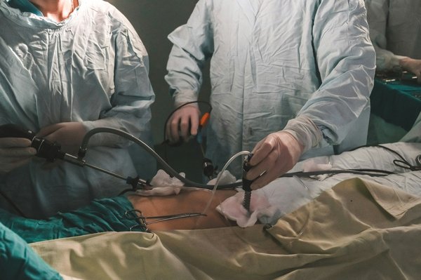 What advanced laparoscopic techniques are UK surgeons using for gallbladder removal?